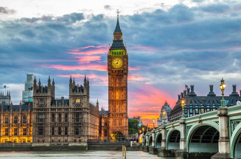 Tháp đồng hồ Big Ben bên bờ sông Thames