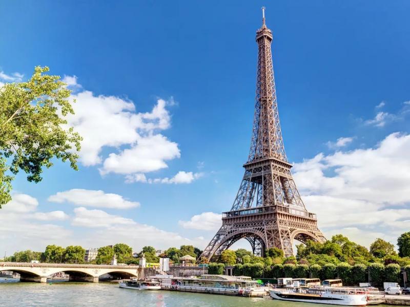 Tháp Eiffel có lượng khách du lịch khổng lồ