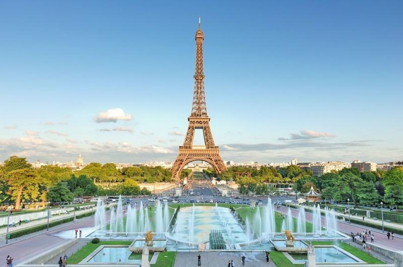 Tháp Eiffel được kết nối bởi đinh tán