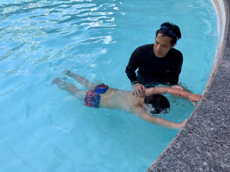 Thầy Vinh dạy bơi Nha Trang