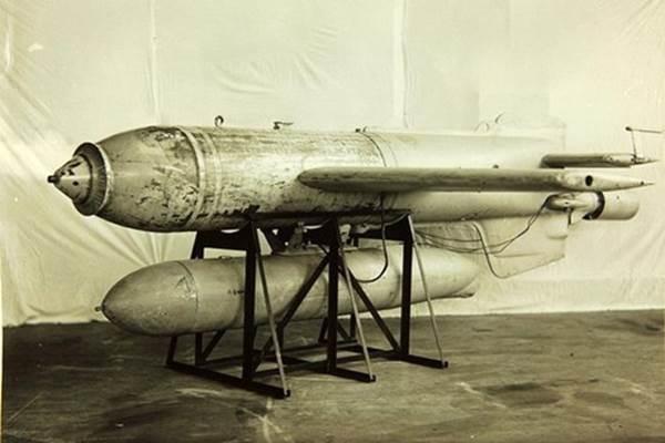 Bom  Fritz X Guided Anti-Ship Glide Bomb của Đức Quốc Xã trong chiến tranh thế giới thứ hai.