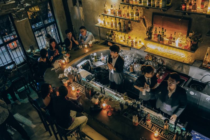 The Iron Bank - Cocktail Vault với quầy bar ấm cúng nhẹ nhàng