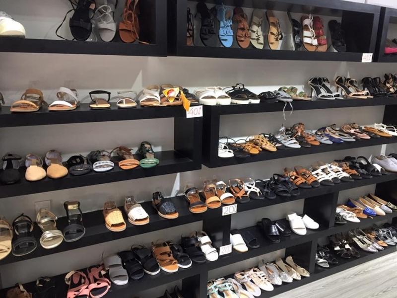 Giày, dép, sandal trưng bày tại shop