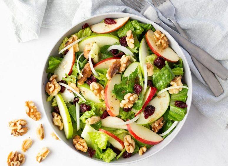 Thêm các loại hạt vào món salad