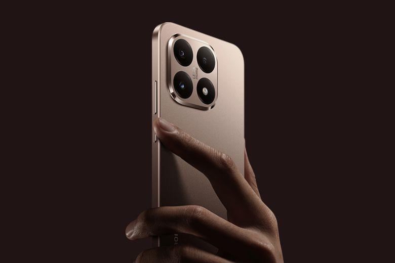 Thiết kế hai máy sang trọng, nhưng khác biệt độ mỏng nhẹ mang đến trải nghiệm cầm nắm khác nhau