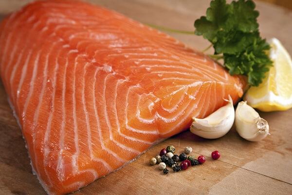 Cá hồi là nguồn cung cấp dinh dưỡng giúp tăng cân nhanh