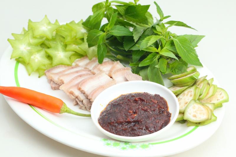 Thịt heo luộc chấm mắm