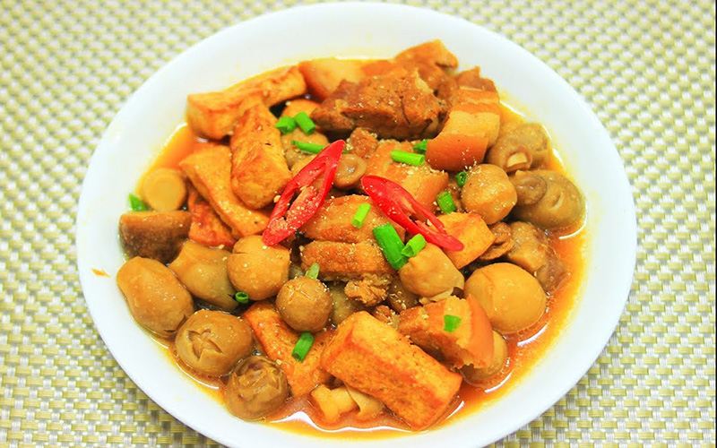 Thịt kho đậu hũ nấm rơm