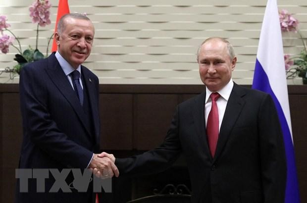 Tổng thống Nga Vladimir Putin (phải) trong cuộc gặp người đồng nhiệm Thổ Nhĩ Kỳ Recep Tayyip Erdogan tại Sochi, ngày 29/9/2021. (Ảnh: AFP/TTXVN)