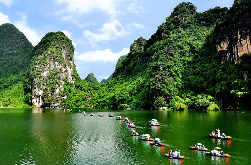 Ninh Bình: Ninh Bình là tỉnh có cảnh quan thiên nhiên tuyệt đẹp và nhiều di sản văn hóa. Hãy cùng chúng tôi khám phá những kỳ quan thiên nhiên tuyệt đẹp của nơi này.