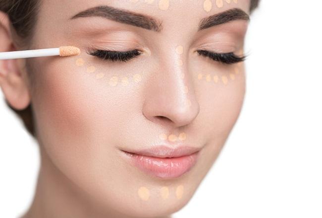 Nên dùng che khuyết điểm sau kem nền để lớp makeup hoàn hảo hơn