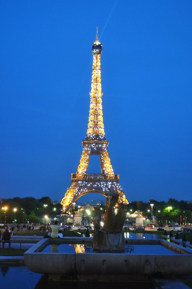 Thời gian xây dựng tháp Eiffel