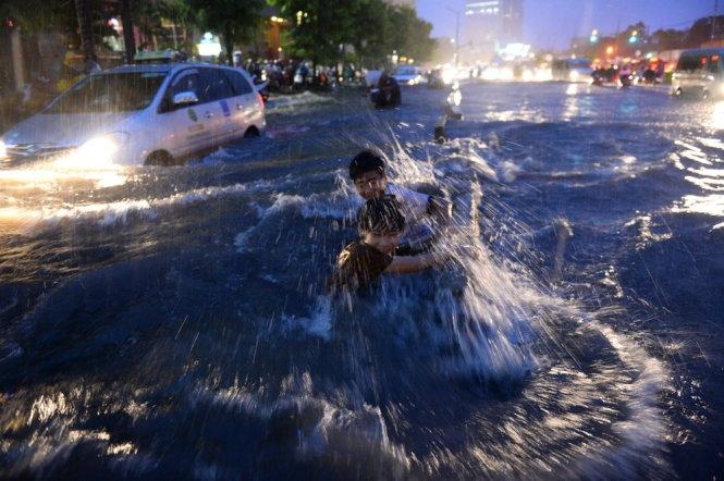 Thời sự: Những ngày ngập lụt Sài Gòn