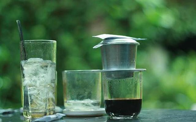 Ly cà phê đen phin truyền thống cùng không gian thoáng mát tại Thôn Vỹ
