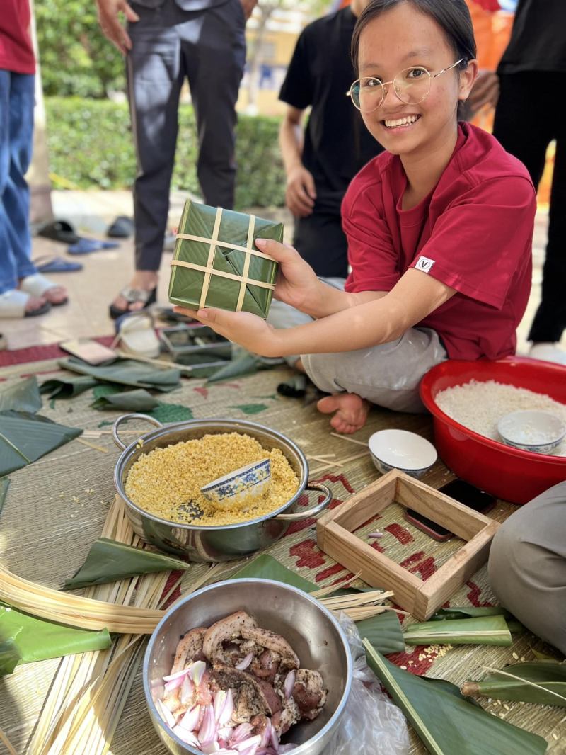 Trường tổ chức hoạt động gói bánh chưng ngày Tết