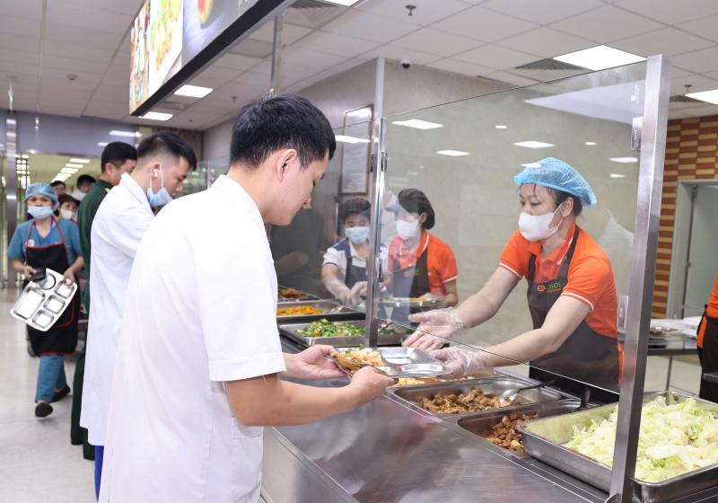 Thực đơn suất ăn công nghiệp được xây dựng khoa học, đa dạng và không trùng lặp