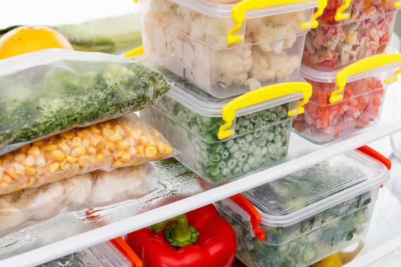 Thực phẩm tươi sống nên được đóng trong hộp thật kỹ tránh gây ra mùi cho tủ lạnh