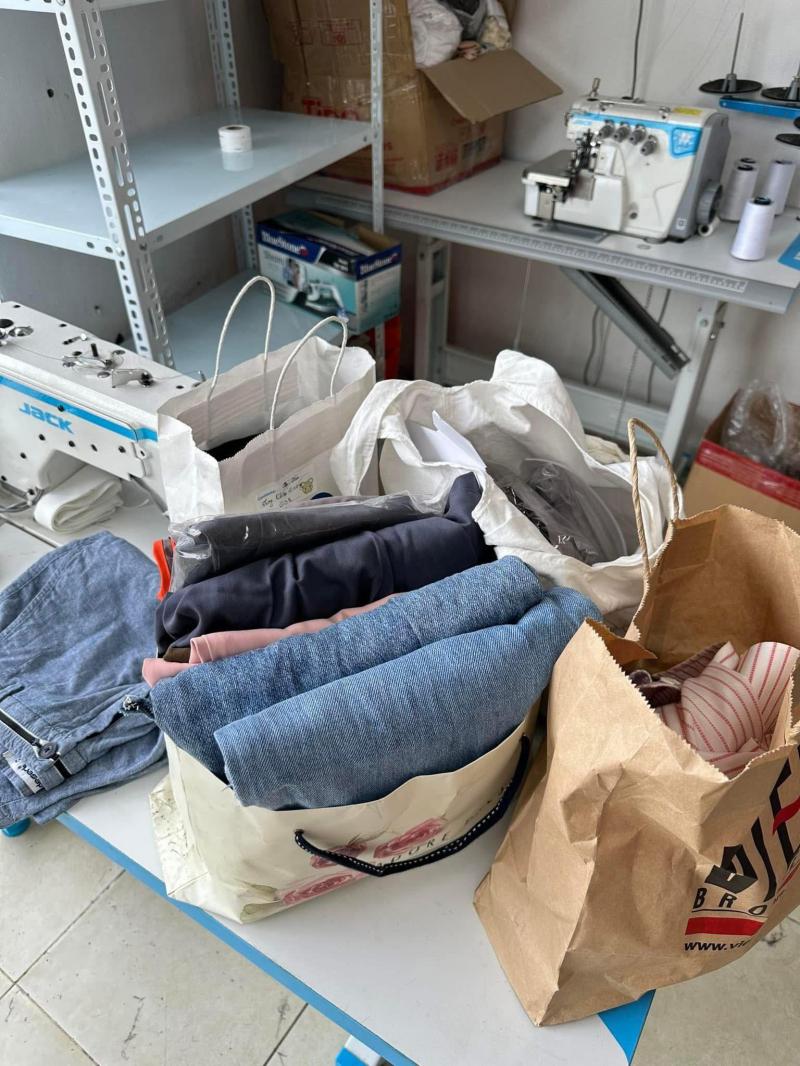 Thy Do sửa quần áo