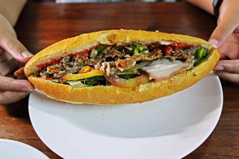 Tiệm Bánh Mì Nóng Hội An