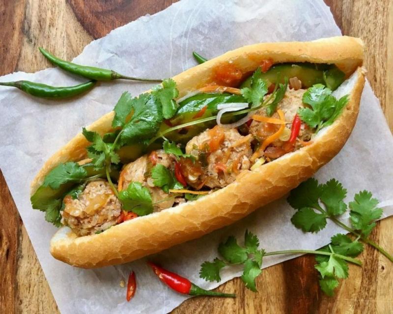 Tiệm bánh mì xíu mại trứng muối cô Lành