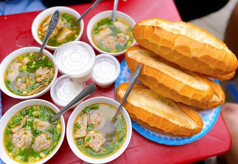 Tiệm bánh mì xíu mại trứng muối cô Lành