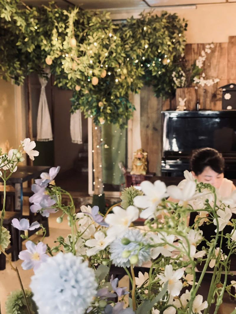 Tiệm cà phê Hiên Cúc Trắng