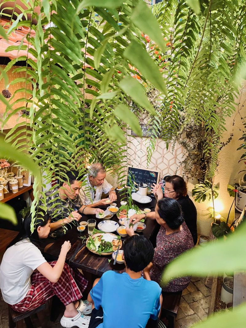 Tiệm cà phê Hiên Cúc Trắng