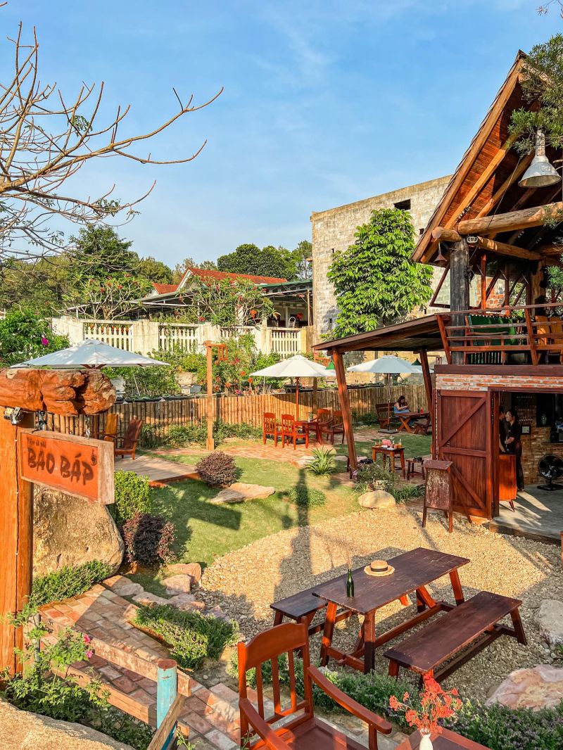 Những đặc điểm nào của quán cafe vườn ở Huế để thu hút khách hàng?