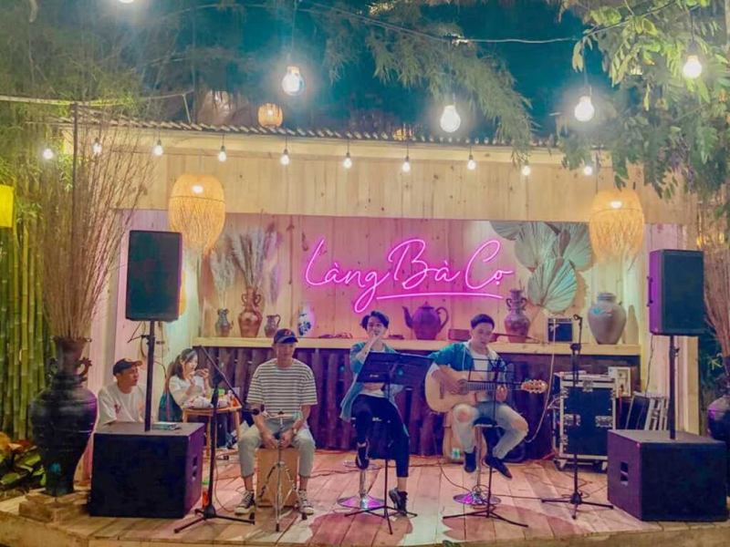 Tiệm cafe Làng Ba Cọ