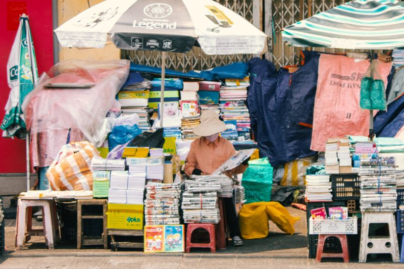 Tiệm sách báo cũ đối diện chợ Cồn