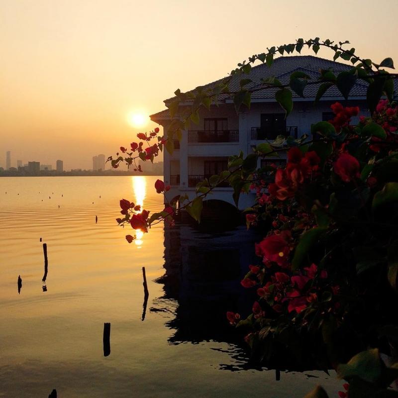 View ngắm hoàng hôn bên hồ từ Sunset Bar