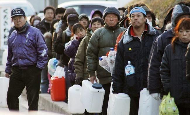 Người Nhật xếp hàng nhận cứu trợ sau thảm họa động đất sóng thần lịch sử
