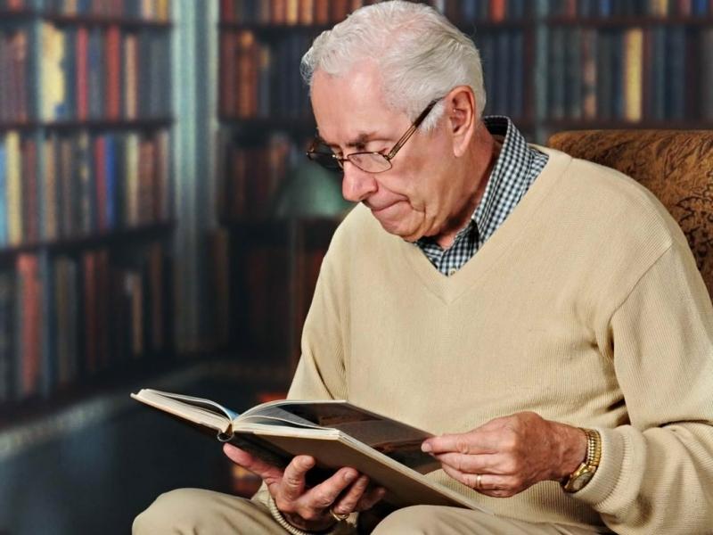 Một người đàn ông Tây Ban Nha đang đọc sách tại thư viện