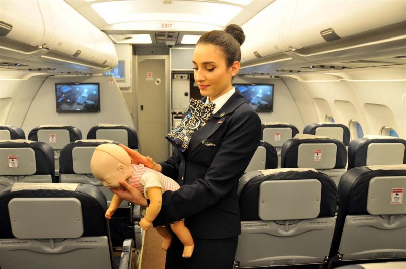 Tiếp viên hàng không được đào tạo kĩ năng đỡ đẻ trên máy bay