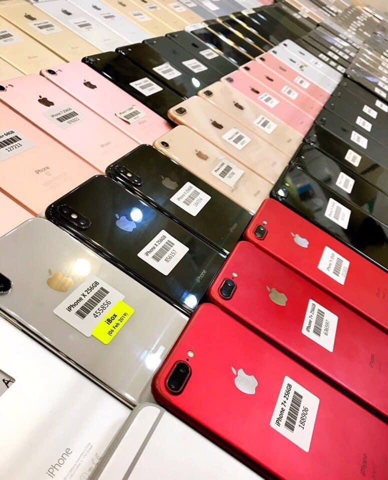 Nhiều dòng iPhone với màu sắc đa dạng được bày bán tại Tín Nhân Apple