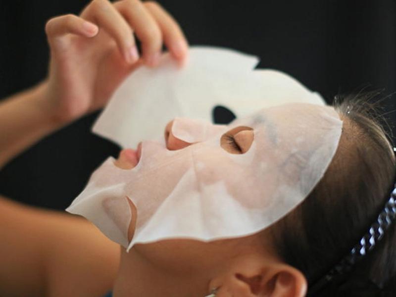 Trong mặt nạ giấy có rất nhiều công dụng khác nhau, trong đó có tác dụng tăng cường collagen, giúp cho làn da bạn trở nên tươi trẻ, căng mịn hơn.