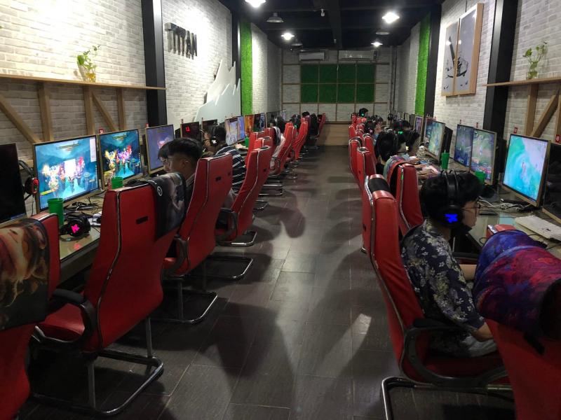 Titan E-Sports Center; quán luôn trong tình trạng kín chỗ.