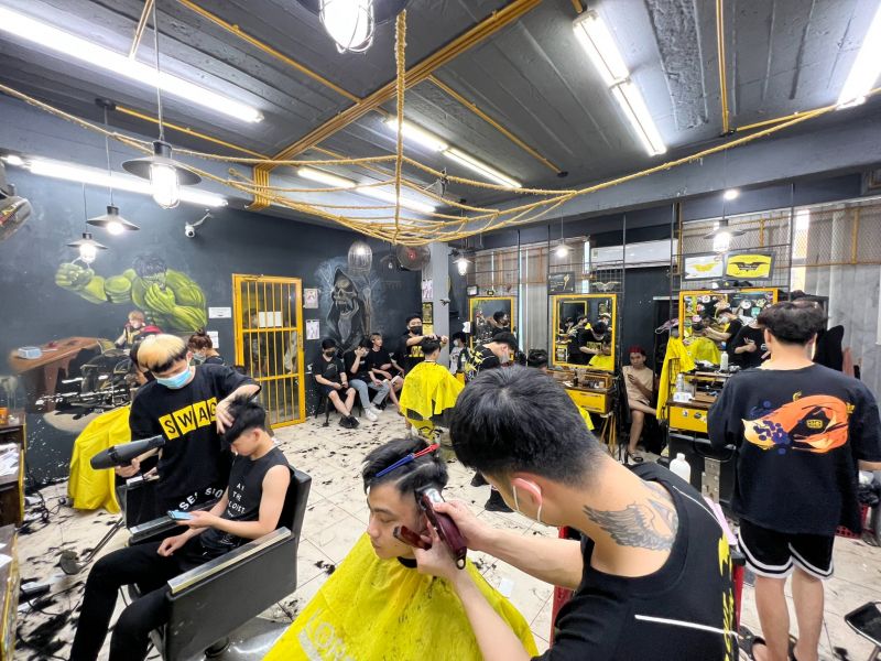 Bạn đang tìm kiếm một tiệm cắt tóc nam đẹp ở Hà Nội? Hãy xem hình ảnh của chúng tôi. Tiệm của chúng tôi là nơi lý tưởng để bạn cắt tóc theo phong cách hiện đại và đẹp mắt. Bạn sẽ được phục vụ bởi các chuyên gia tóc có kinh nghiệm và được sử dụng các sản phẩm chính hãng để đảm bảo cho mái tóc của bạn luôn khỏe mạnh và sáng bóng.