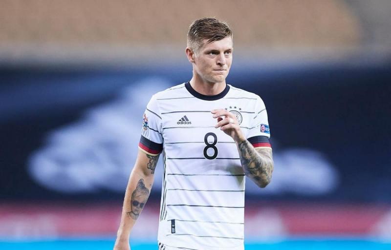 Kroos chuyền bóng tốt cả 2 chân