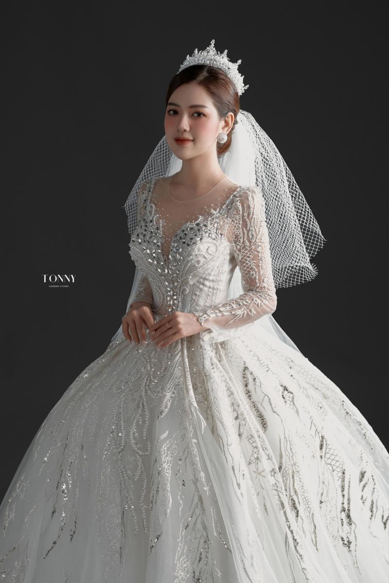 Váy cưới Thái Nguyên: Thái Nguyên là một trong những trung tâm thiết kế và may váy cưới tốt nhất tại Việt Nam. Những chiếc váy cưới đẹp như mơ được tạo ra với phong cách riêng và giá cả phải chăng. Cùng xem hình ảnh liên quan và đặt hàng ngay hôm nay để sở hữu chiếc váy cưới đẹp nhất!