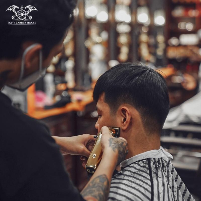 Tiệm cắt tóc nam quận 1 - sẽ là địa điểm yêu thích của bạn, khi đến đây bạn sẽ được tư vấn một cách chuyên nghiệp và chính xác nhất về kiểu tóc, phong cách. Đây cũng là cơ hội để bạn kết nối với những người bạn mới, trao đổi về các xu hướng cắt tóc và làm đẹp đang hot nhất. Hãy đến để khám phá những điều thú vị!