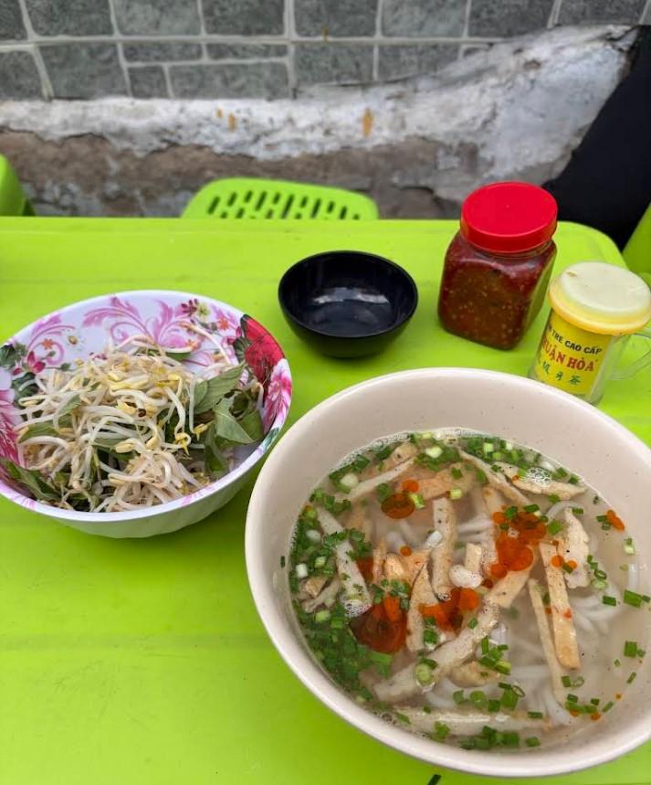 Bánh căn nước cá Cô Dư