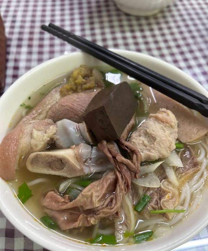 Bún bò Huế - Quang Trung Quán