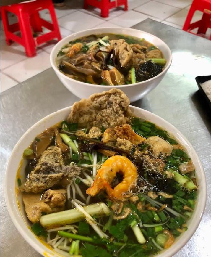 Bánh đa cua Cô Chung