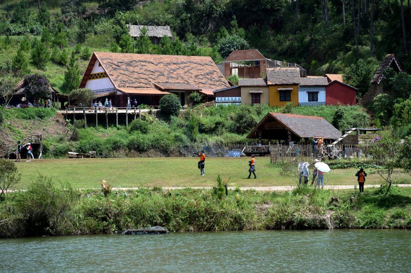 Làng Cù Lần với nét hoa văn, kiến trúc đặc trưng lâu đời uôn thu hút đông đảo khách du lịch