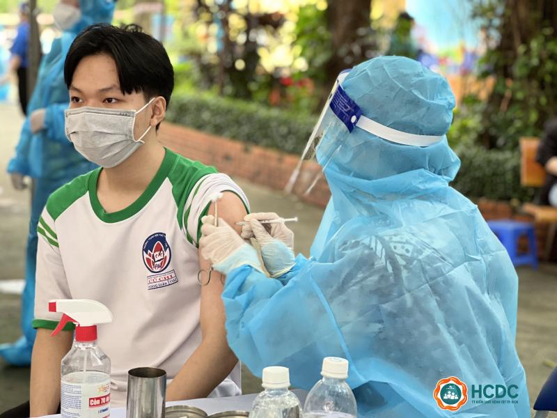 Học sinh TP HCM hoàn thành mũi 2 vaccine - ảnh: HCDC