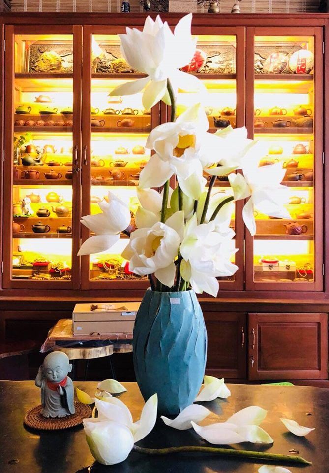 Hoa sen trắng được xem như biểu tượng của Trà thất Hoa Sen (Nguồn: Fanpage: Trà Thất Hoa Sen)