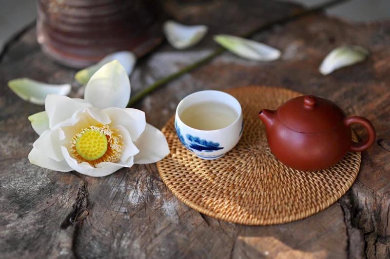 Tận hưởng tách trà trong vắt xoa tan bao muộn phiền tại Trà Thất Hoa Sen (Nguồn: Fanpage: Trà Thất Hoa Sen)