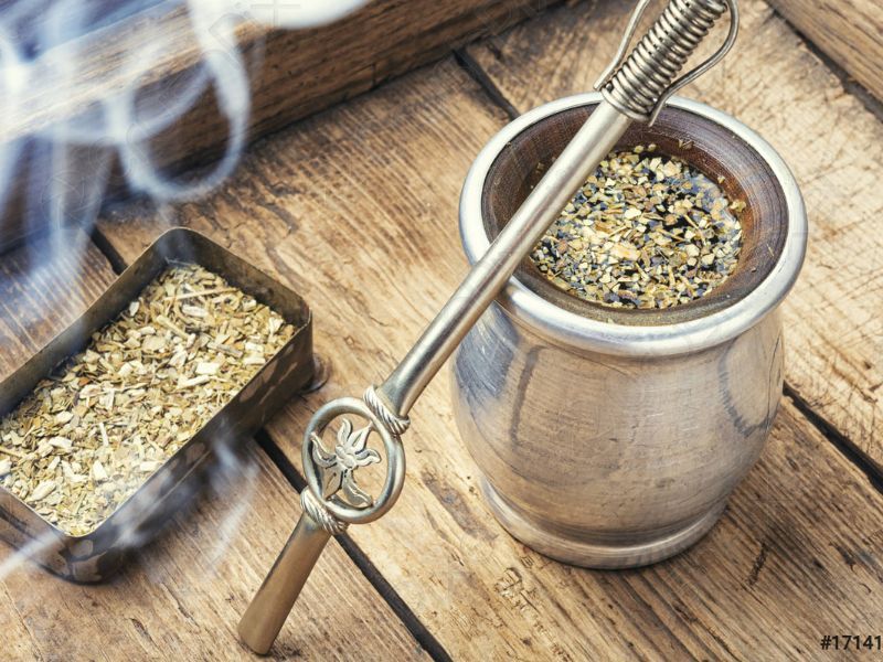 Trà Yerba Mate được làm từ cây Yerba Maté sấy khô pha với nước ấm từ 90 - 95 độ.