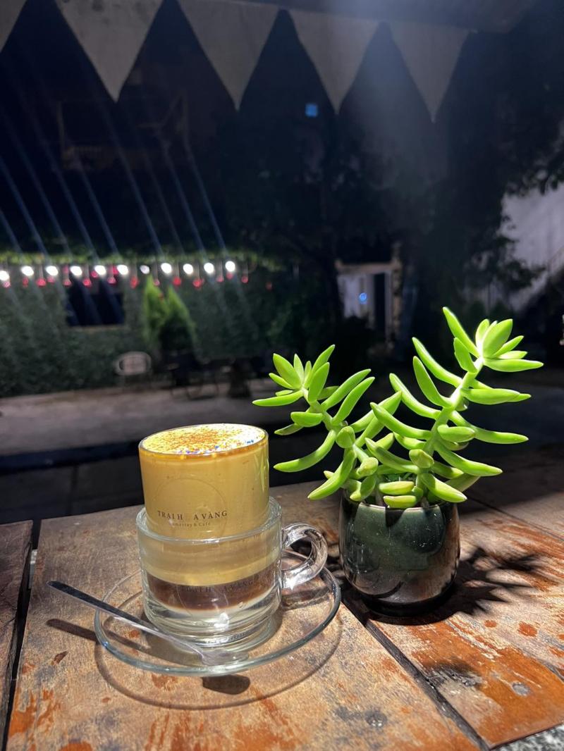 Trại Hoa Vàng Café